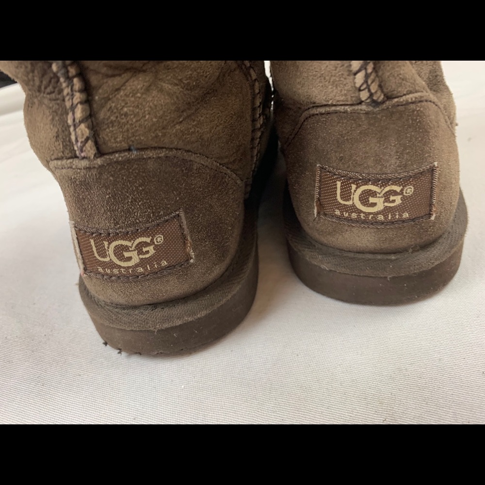 Ugg girls’ short chocolate boots, size 3 - Picture 2 of 4